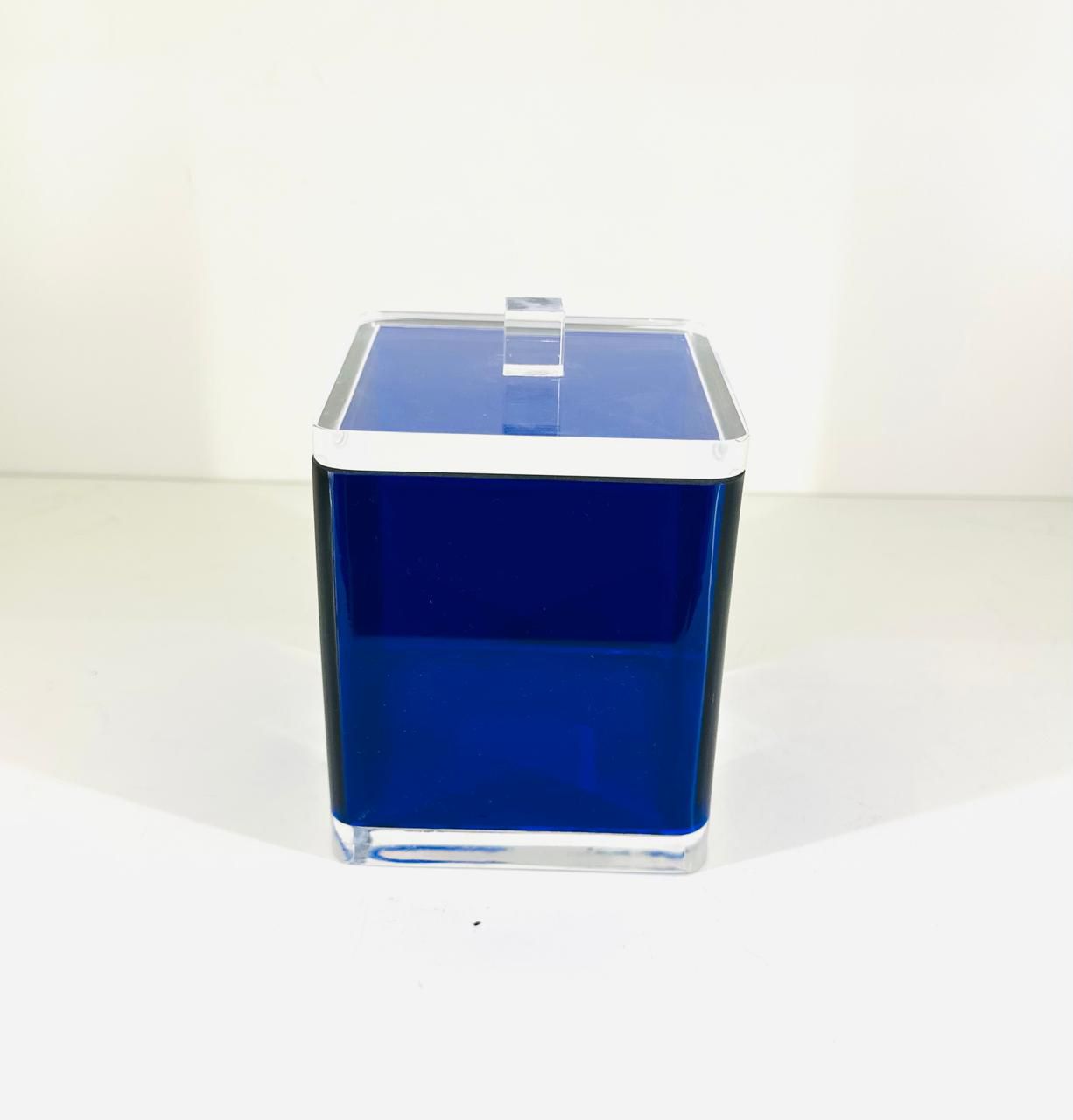 Caja de acrilico azul con base y tapa transparente